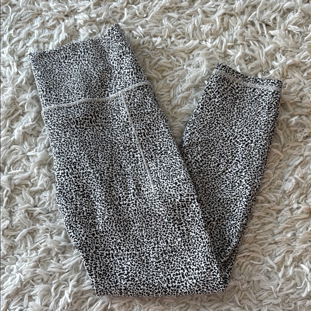 Athleta Leopard Salutation Stash 7/8 Textured Leggings